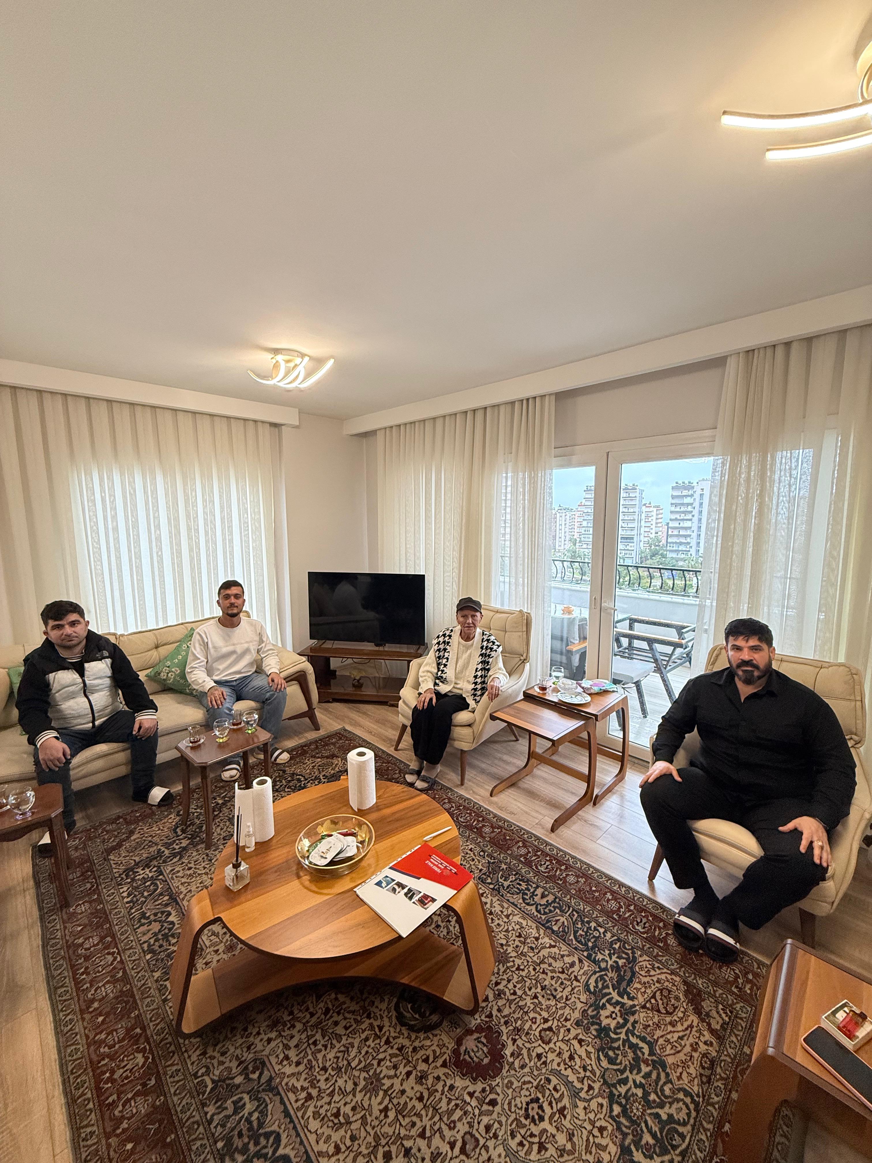 Kad?n Adaylar? Destekleme Derne?i (KADER) Mersin ?l Ba?kan? ?lksen Sorguç Dinçer'i evinde ziyaret ettik, geçmi? olsun dileklerimizi ilettik. Mersin Cumhuriyet Birli?i'ne davet ettik.